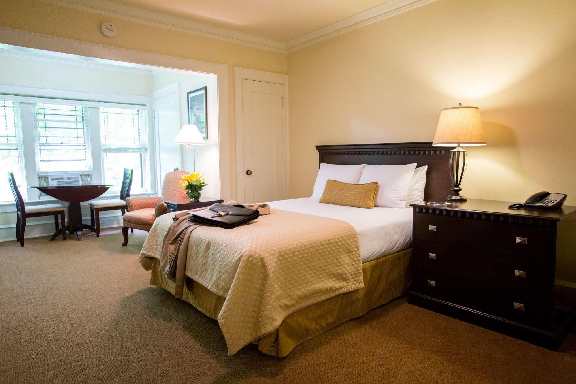 The Plaza - 3* Milwaukee